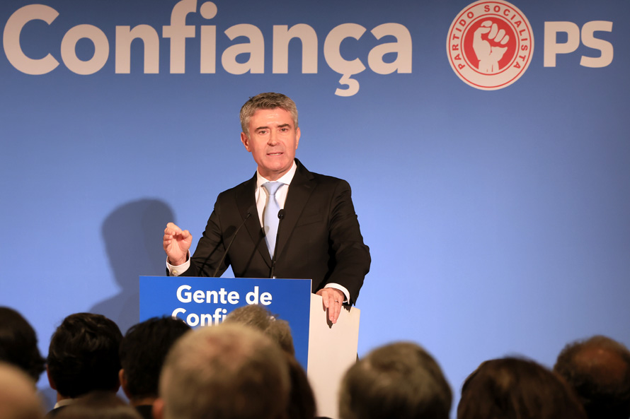 José Luís Carneiro avisa que abstenção do PS é gesto de responsabilidade e desafia Governo a provar que está à altura