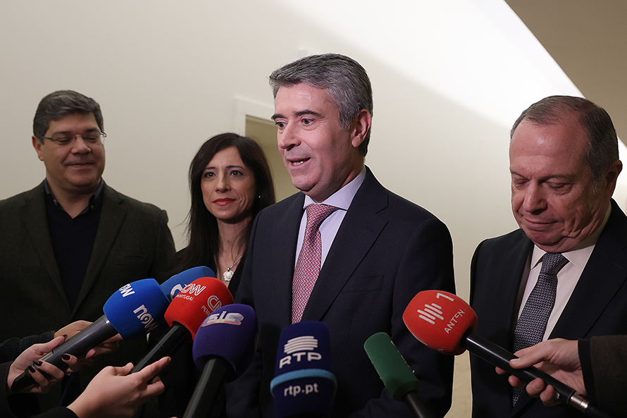 Líder do PS considera “pouco digno” do primeiro-ministro fazer “leilão” de salários