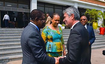 José Luís Carneiro reforça compromisso do PS com países lusófonos e as comunidades portuguesas