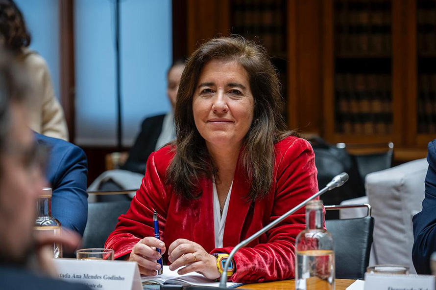 Ana Mendes Godinho garante oposição “construtiva” do PS e lamenta opção da coligação pela extrema-direita