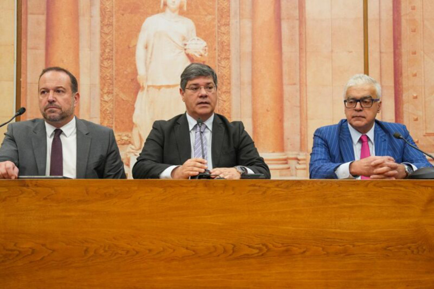 PS critica ataque do Governo às regiões autónomas e avança com apreciação parlamentar