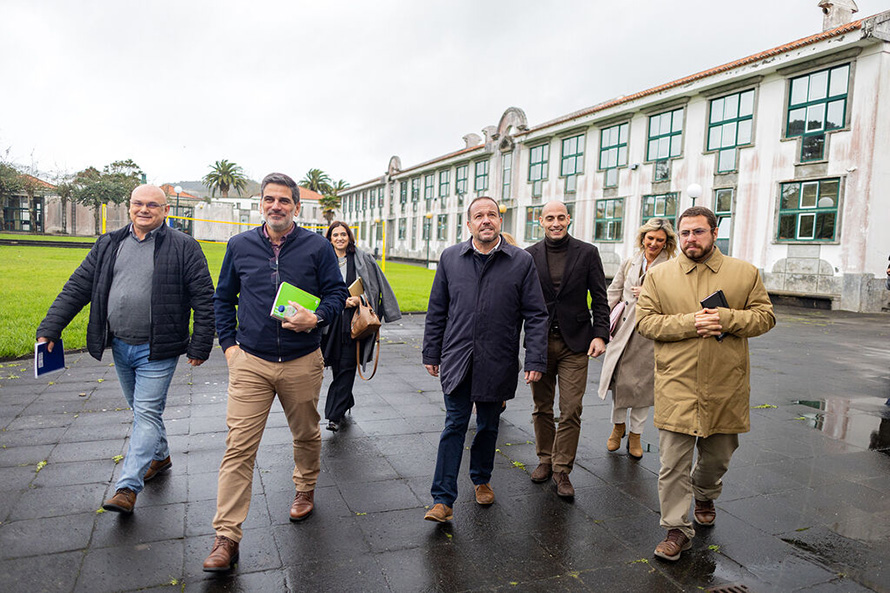 Francisco César desafia Governo a sair dos gabinetes e a olhar para a realidade das escolas