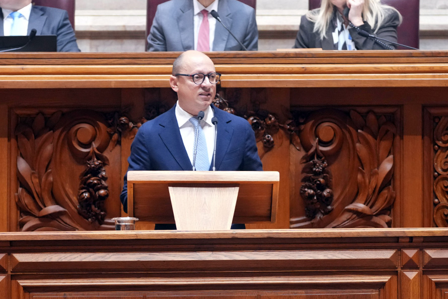 PS exige políticas humanistas ao Governo para compensar reação tardia