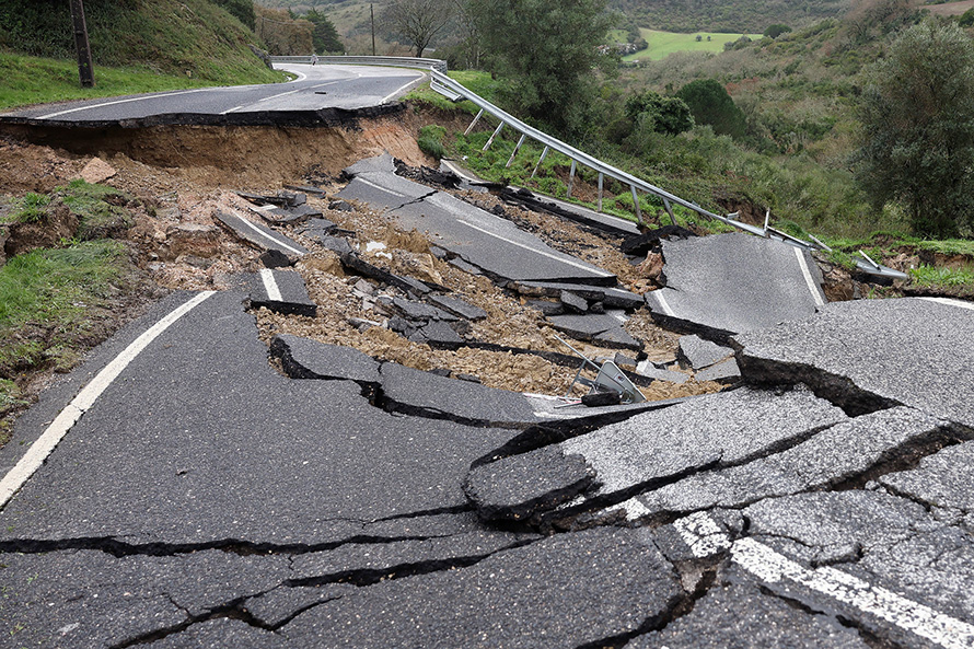 Deputados do PS exigem reparação urgente de troço que deixou populações de Porto de Mós praticamente isoladas