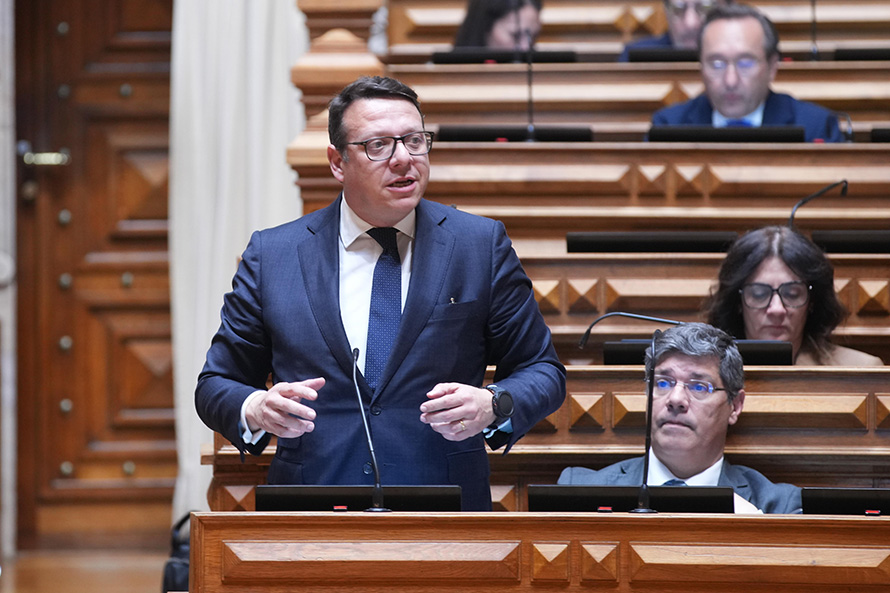 PS acusa Governo de se comportar como “agente imobiliário invertido” e quer explicações do ministro da Habitação