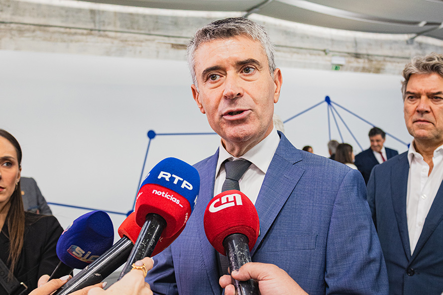 José Luís Carneiro exige responsabilidades por alunos sem colocação na escola e admite comissão de inquérito sobre acumular de problemas