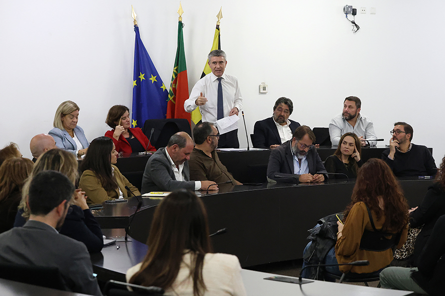 José Luís Carneiro avisa que responsabilidade do PS exige respostas do Governo