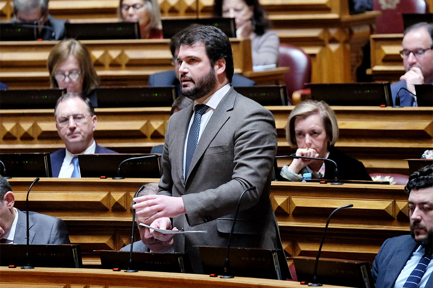 Parlamento defendeu a Constituição ao rejeitar propostas do PSD e CDS