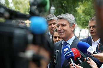 José Luís Carneiro denuncia rutura entre Governo e país e garante rumo alternativo