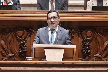 Grande opção do Governo tem sido a sua própria sobrevivência