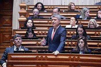 PS critica de forma clara intervenção feita à margem do direito internacional