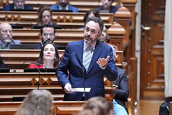 PS questiona Governo sobre entrada de influenciadores em escolas