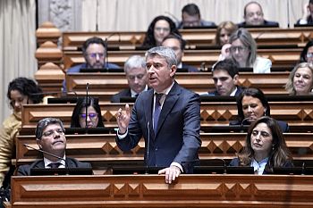 José Luís Carneiro confronta Montenegro com impostos e taxas sobre combustíveis superiores a 2024 e desafia Governo a alargar desconto no gás de botija