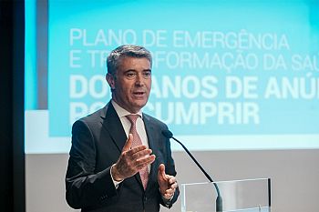 José Luís Carneiro afirma que plano do Governo para a saúde é um “ato voluntarista” e defende medidas para resposta duradoura