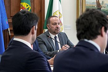 Francisco César exige ao Governo que coloque os CTT a reembolsar imediatamente os açorianos